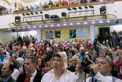 Juhlavieraita Udmurtian kansallisessa teatterissa